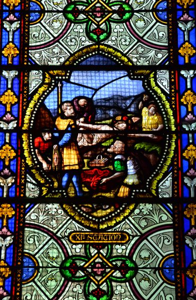 لس آنتلیس فرانسه 10 اوت 2015 شیشه ای رنگی از کلیسای سنت سوریور پتی آندلیس در 13 قرن