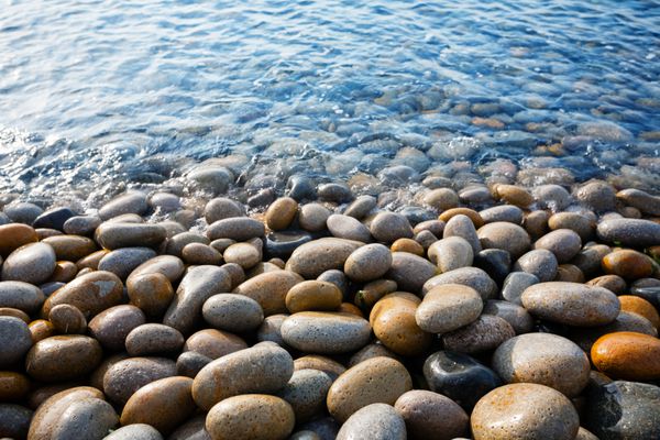 سنگ های دور زیبا زیبا در ساحل