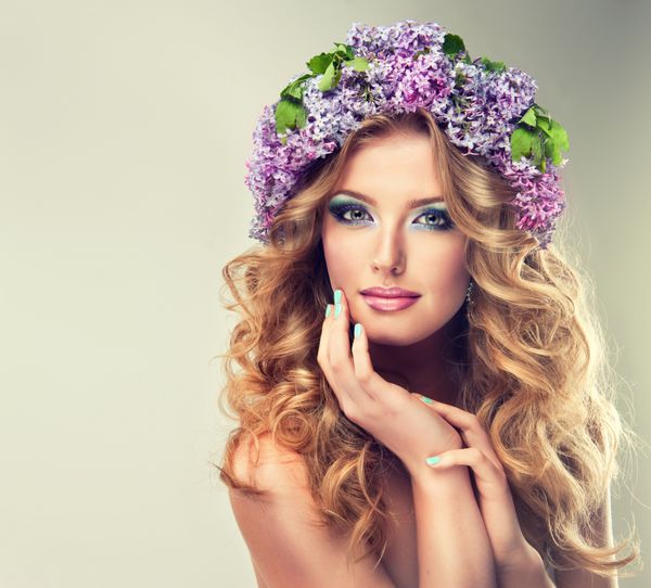 دختر مدل زیبا از گل های شاخه بر روی سر با موی های بلند موی بهار دختر تصویر تابستان ساخت لوازم آرایشی زیبایی تاج گل سرخ بر روی سر