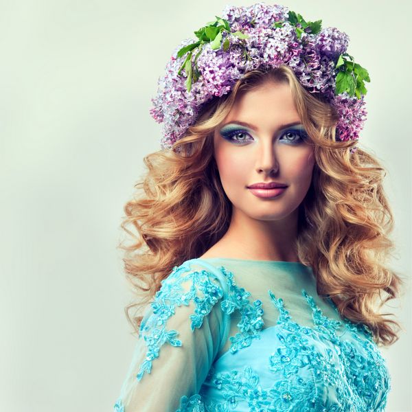 دختر مدل زیبا از گل های شاخه بر روی سر با موی های بلند موی بهار دختر تصویر تابستان ساخت لوازم آرایشی زیبایی تاج گل سرخ بر روی سر