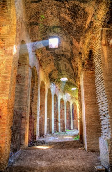 فضای داخلی Capua Amphitheater سانتا ماریا Capua Vetere ایتالیا