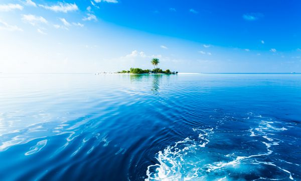 پس زمینه زیبا طبیعت شگفت انگیز دریای آبی آبی گرمسیری مجتمع تعطیلات لوکس جزیره جزیره در مورد صخره مرجانی آزادی تازه روز ماجراجویی Snorkeling بهشت نارگیل
