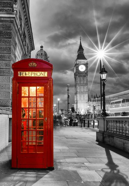 غرفه تلفن قرمز در مقابل Big Ben در لندن انگلستان شب است