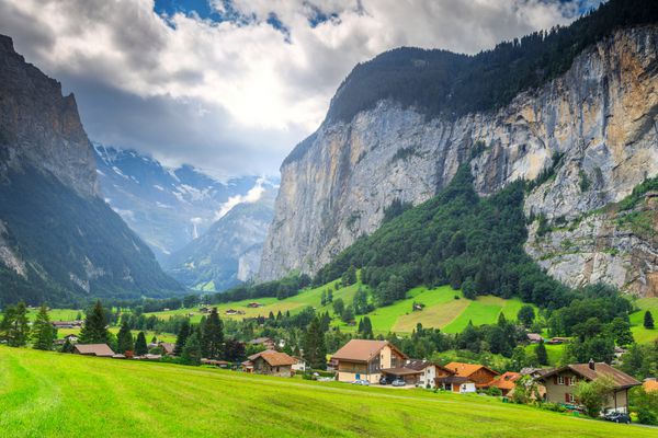زمینه سبز و معروف شهر توریستی خیره کننده با صخره بالا در پس زمینه Lauterbrunnen برنیس Oberland سوئیس اروپا