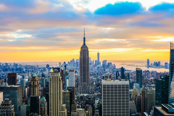 شهر نیویورک نیویورک 2 ژانویه 2016 عکس کلاسیک غروب آفتابی با آسمان خراش ها از شهر نیویورک از مرکز راکفلر