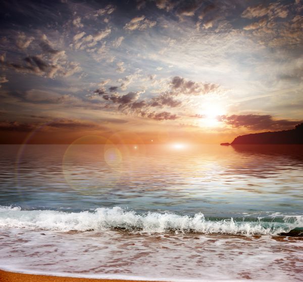 آسمان در ساحل غروب خورشید و ساحل دریای مدیترانه