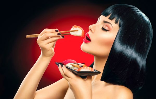 زن زیبایی خوردن سوشی رول سوشی sashimi دختر مد مدل خوردن سوشی با چاشنی های چینی آرایش کامل و موی سرخ خوردن غذاهای سالم ژاپنی رژیم غذایی مفهوم رژیم غذایی