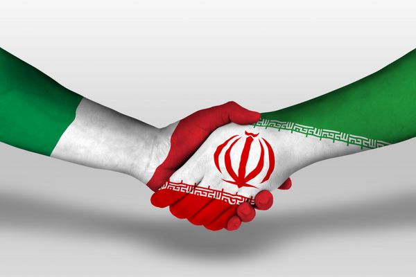 دست زدن بین پرچم ایران و ایتالیا بر روی دست نقاشی شده است تصویر با مسیر قطع