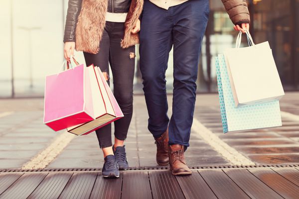 متوسط ​​عرض زن و شوهر با کیسه خرید در شهر
