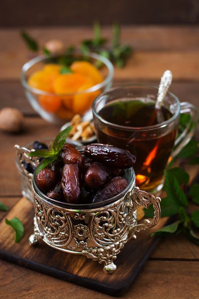 مخلوط میوه های خشک میوه نخل آلو زردآلو خشک کشمش و خشکبار و چای سنتی عربی مواد غذایی ماه رمضان رمضان
