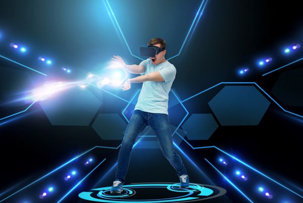 3d و فناوری مجازی واقعیت سرگرمی فضای مجازی و مردم مفهوم مبارک مرد جوان در واقعیت مجازی هدست یا عینک 3d با اشعه نور لیزر بر روی پس زمینه سیاه