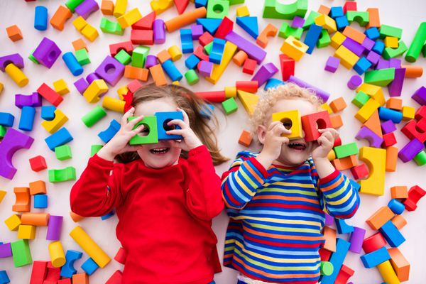 کودکان سن پیش دبستانی با بلوک های رنگارنگ پلاستیک اسباب بازی بچه های مهد کودک خلاق ساخت برج بلوک اسباب بازی برای کودک و یا کودک نو پا مشاهده صفحه از بالا