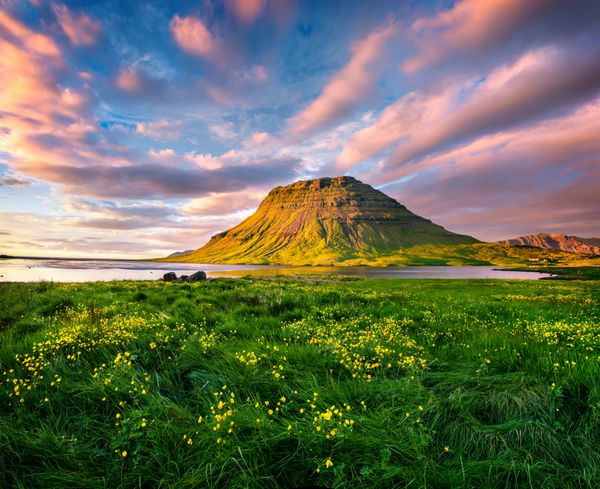 غروب های رنگارنگ تابستان با کوه Kirkjufell در شهر Grundarfjordur صحنه غروب در Snaefellsnes شبه جزیره ایسلند اروپا پست سبک هنری پردازش عکس