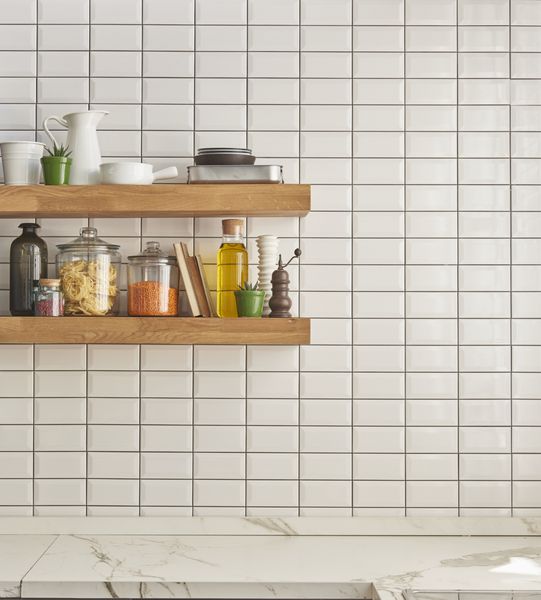 کاشی های سفید دیوار آشپزخانه های مدرن با تخته سفت