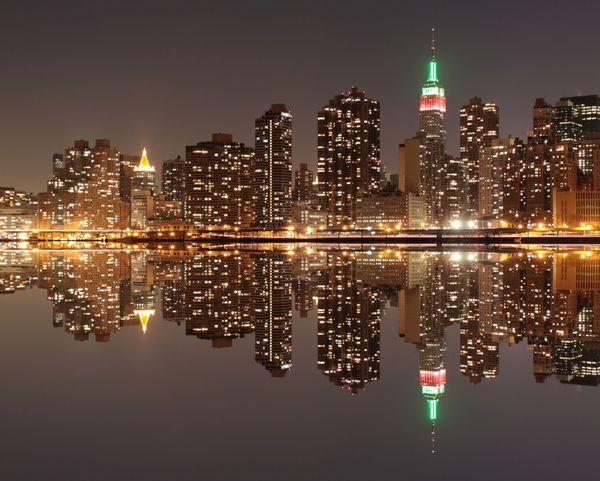 خط افق شهر نیویورک در نور شب Midtown Manhattan