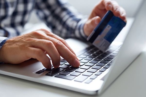 مرد درج داده ها را برای پرداخت آنلاین از کارت های اعتباری