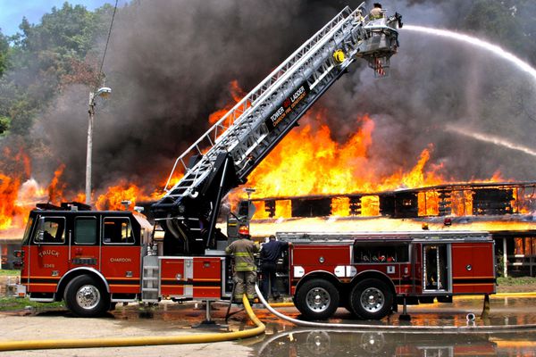 PAINESVILLE 15 اکتبر آتش نشانان آتش نشانی در طول تمرین در تاریخ 15 اكتبر 2009 در Painesville اوهایو