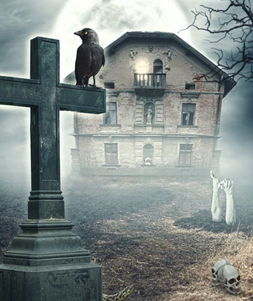هالووین شبح وار عرفانی زمينه با کلاغ سیاه صلیب و خانه خالی از سکنه