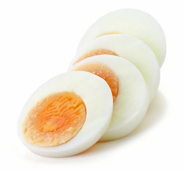 تخم مرغ پخته شده جدا شده بر روی زمینه سفید