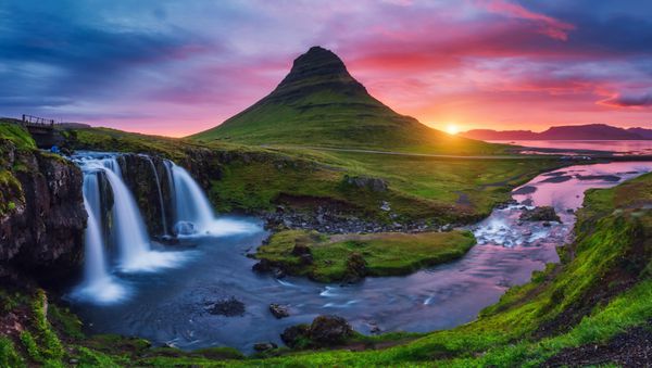 شکوه شب با آتشفشان Kirkjufell در شبه جزیره ساحلی Snaefellsnes صحنه های چشمگیر و زیبا است مکان معروف محل Kirkjufellsfoss آبشار ایسلند اروپا زیبایی جهان