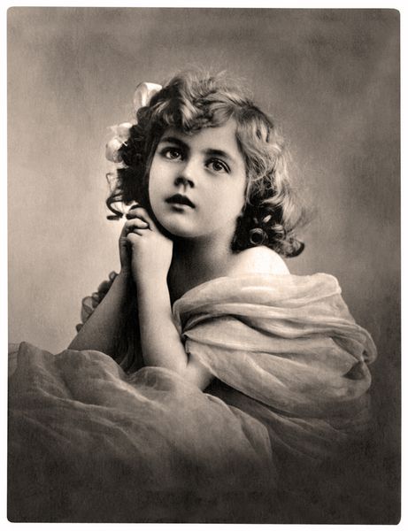 پرتره پرنعمت دختر جوان شات حدود سال 1921 را گرفته بود