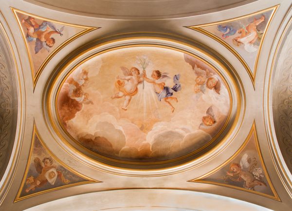 رم ایتالیا 11 مارس سال 2016 نمادین نقاشی ابرنگی فرشتگان با گل در سقف جانبی nave در کلیسای کلیسای سانتی دی جیووانی e پائولو توسط هنرمند ناشناخته 18 درصد