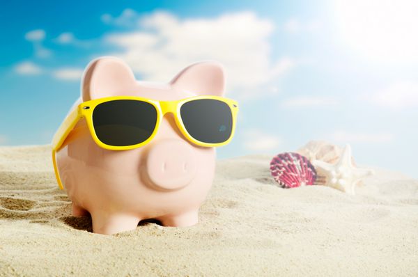 بانک پیگگی با عینک آفتابی در تعطیلات مفهوم اقتصاد تعطیلات