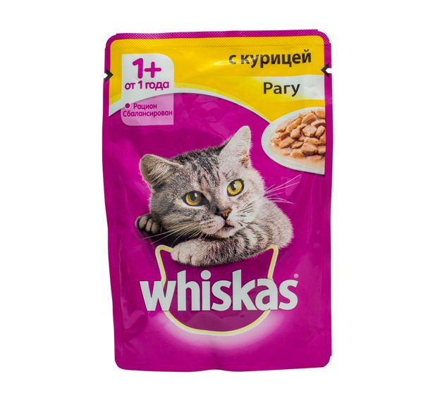 OKT 19 2016 PILOS GREECE Whiskas مرغ رگور کیسه های غذای گربه Whiskas یک نام تجاری غذای گربه است که در سراسر جهان به فروش می رسد متعلق به گروه آمریکایی مریخ Incorporated است