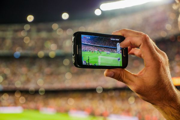 هوادار FCC تیم فوتبال بارسلونا ضبط یک گل با دوربین تلفن همراه خود را در ورزشگاه کمپ نو بارسلونا اسپانیا