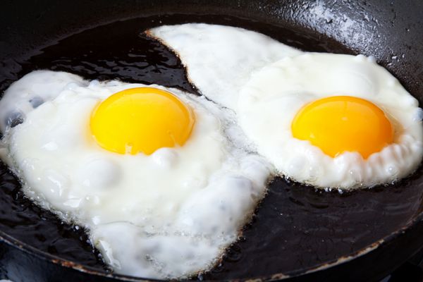 دو تخم مرغ سرخ شده در روغن