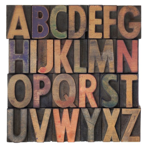 الفبای انگلیسی حروف بزرگ در نوع پرتره چوبی پرنعمت رنگ آمیزی شده با جوهر رنگ های مختلف افقی افقی جدا شده بر روی سفید