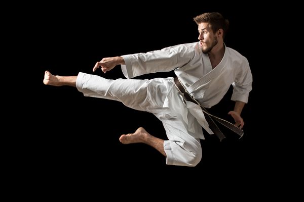 جنگنده کاراته سفید بر روی سیاه و سفید