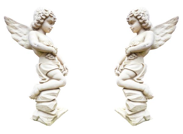 مجسمه دو فرشته با گل جدا شده بر روی سفید فرشته