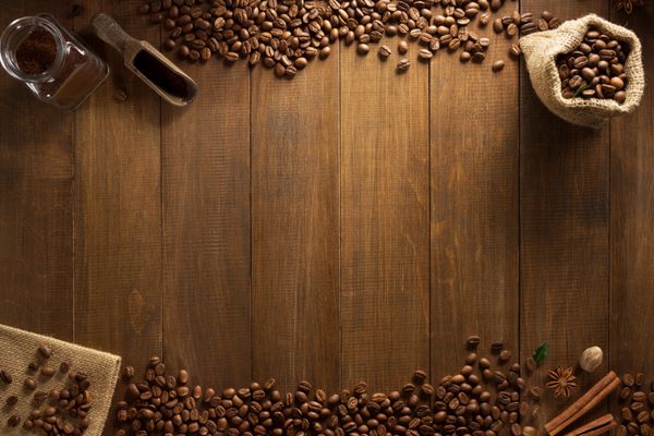 دانه های قهوه در زمینه های چوبی