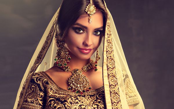 پرتره از دختر زیبا هند مدل زن هندو جوان با طوطی مندی و جواهرات کاندان لباس هندی سنتی هند lehenga choli