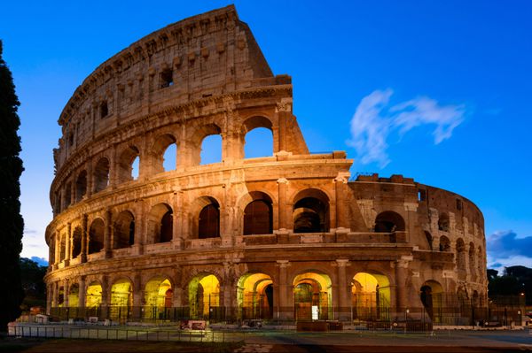 نمایش شب از کولوسئوم در رم ایتالیا معماری رم و برجسته رم کولوسئوم یکی از جاذبه های اصلی رم و ایتالیا است