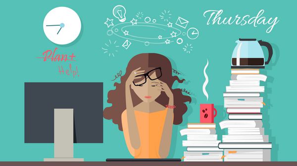 شکست طرح مفهوم عدم استرس افسردگی فشار وحشت زن جوان در عینک و لباس نارنجی بر روی کامپیوتر خود در دفتر کار نشسته در میز کار زن دلسوز و نگران است