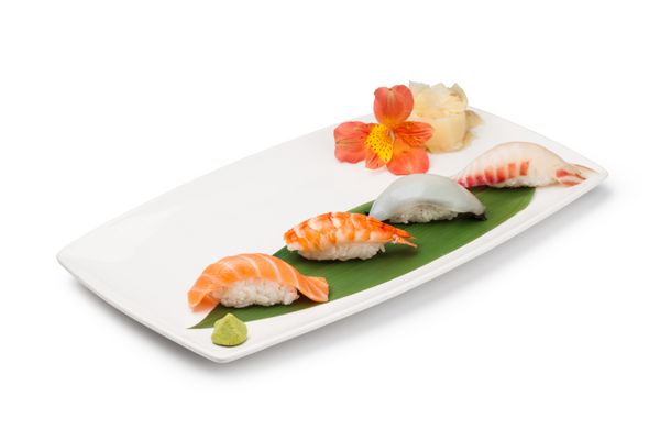 Nigiri Sushi بر روی زمینه سفید تنظیم شده است