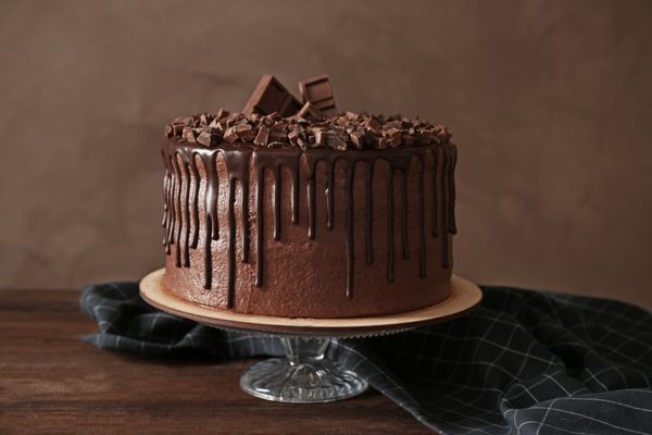کیک شکلاتی خوشمزه روی میز