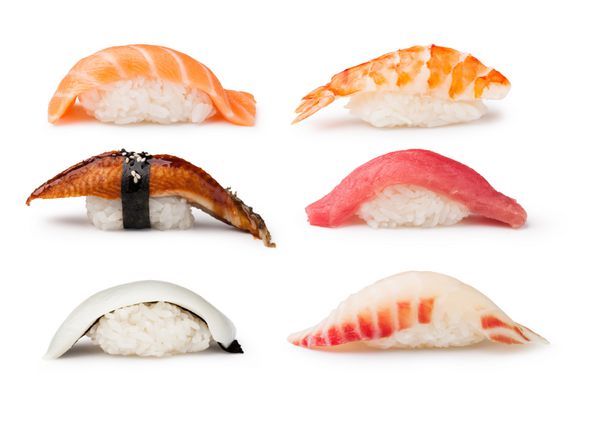 Nigiri Sushi بر روی زمینه سفید تنظیم شده است