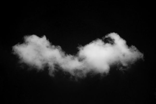 ابر سفید جدا شده در پس زمینه سیاه و سفید