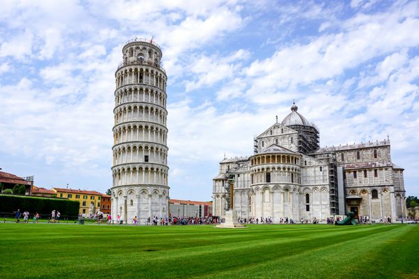 برج پیزا در توسکانی ایتالیا یک سایت میراث جهانی یونسکو