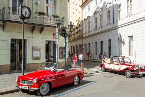 PRAGUE CZECH REPUBLIC 31 ژوئیه 2016 ماشین قرمز ماشین قدیمی انتظار می رودبرای گردشگران در خیابان این اتومبیل ها معمولا توسط اجاره می شودگردشگران بازدید از پراگ