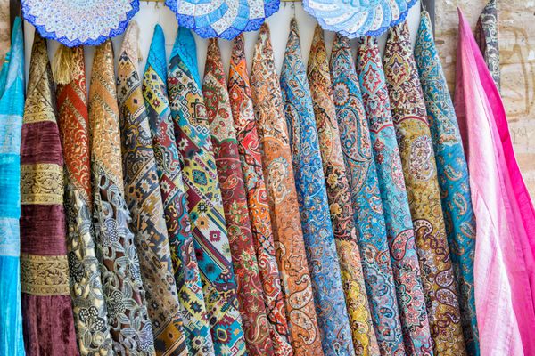 فرش ایرانی که در مغازه های میدان نضججه فروخته می شود یکی از سایت های میراث جهانی یونسکو