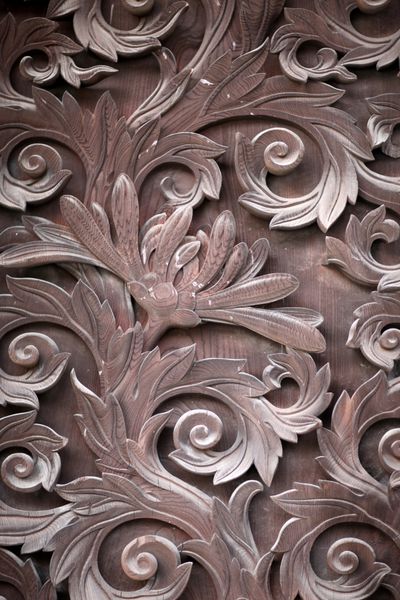 یک قطعه از پانل های قدیمی چوبی حک شده با الگوی گلدار از چوب با ارزش است