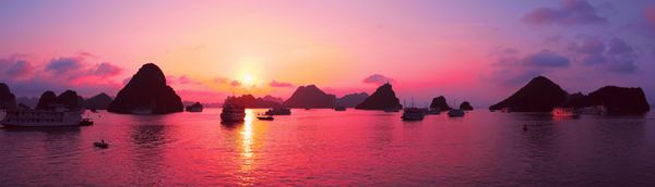 غروب خورشید بنفش زیبا و جزایر در Halong Bay ویتنام جنوب شرقی آسیا پانوراما خلوت قایق قایق به ولز بلند خلیج مناظر عجیب و غریب منظره وسیع دید پانورامایی چشم انداز آسمان صورتی برجسته مشهور ویتنام