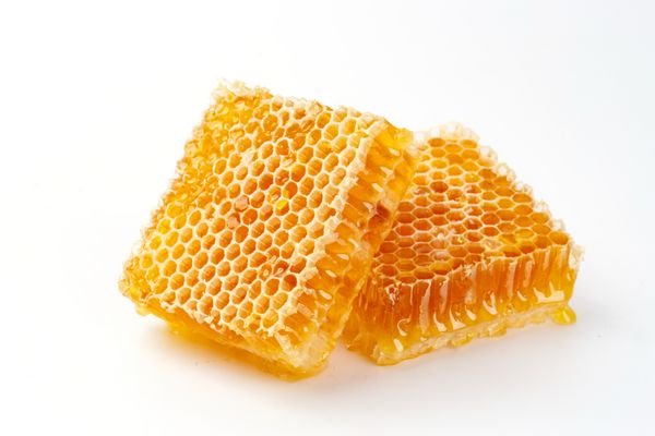 لانه زنبوری جدا شده بر روی زمینه سفید محصولات سالم با مضمون مواد طبیعی آلی