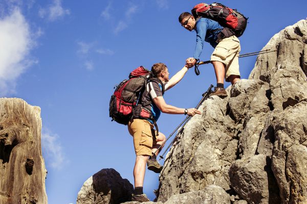 راهنما پشتیبانی و کمک به یک وضعیت خطرناک برای پیاده روی در کوه ها