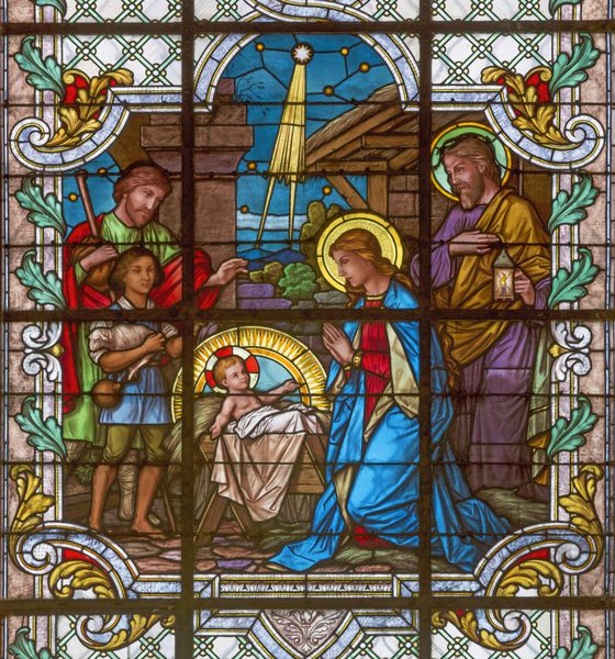 VIENNA AUSTRIA 19 دسامبر 2016 صحنه عیسی مسیح بر روی شیشه ای رنگارنگ کلیسای Mariahilfer Kirche توسط پروفسور رودلف گیلینگ 1897 در اتاق کار کارل گیلینز اربن