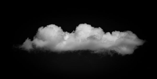 تنها ابر سفید جدا شده بر روی زمینه سیاه و سفید و بافت قلم مو پس زمینه سیاه و سفید